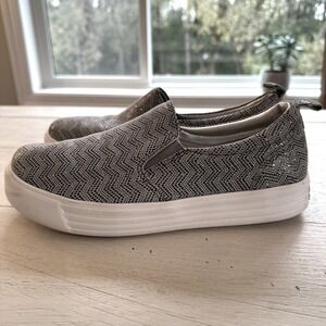 Earth Rosewood Clove Slip On Sneaker Gray Black White Zigzag Women's 7.5M
